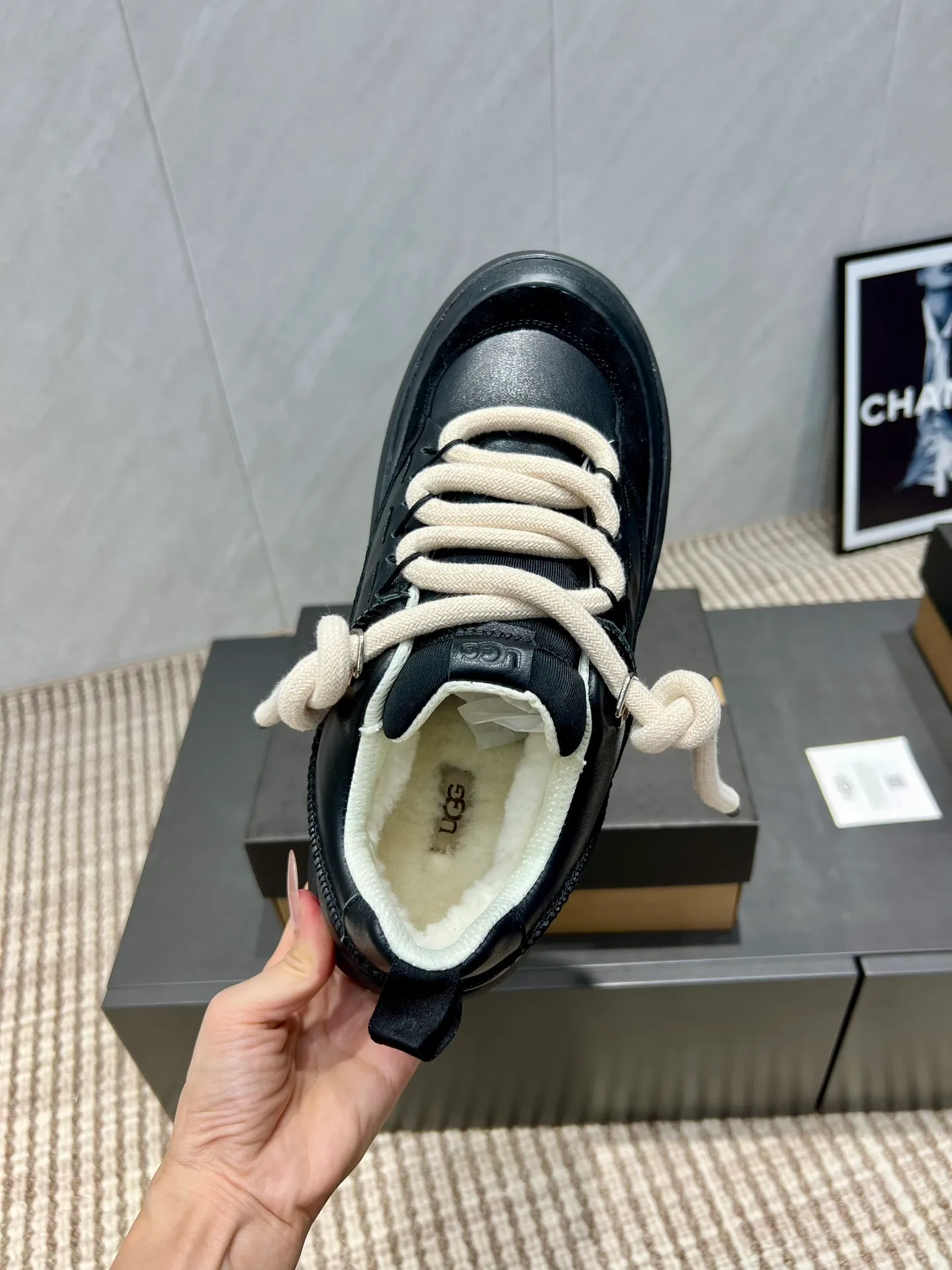 Factory: Couple P620💰 "Exclusive top version" UGG~25vs popular platform thick-soled casual shoes series... [Couple's thick-soled Maori casual shoes] A shoe that will not clash with shirts, simple partition design ➕ spotted outsole, silk curly upper, a must-have for autumn and winter, can be worn with any pants or skirt, very comfortable and good-looking... ❶Fabric: Original customized cow ➕ Sheepskin ❷Inner lining: original customized wool ❸Feet: original customized sheepskin ❹Outsole: original molded foam outsole ❺Number: 35-44 (Female 41. Male 45. Customized, non-returnable) ❻Packaging: Original full set of packaging ☀Color: Official website updated simultaneously